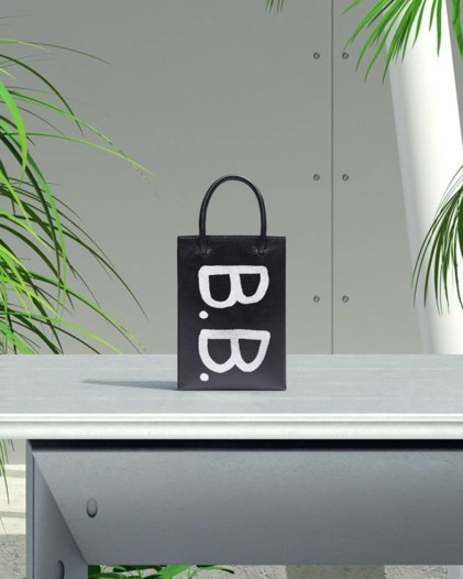 Balenciaga وخدمة رسم الغرافيتي على الحقائب