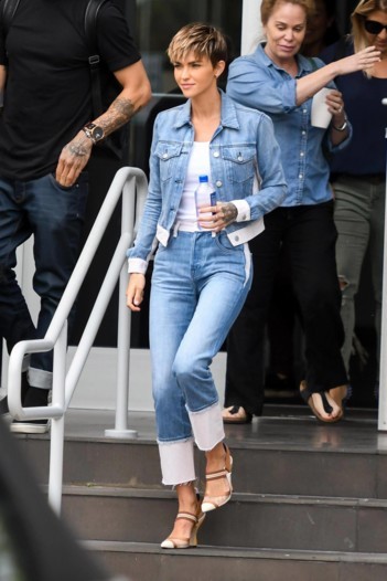 على مثال النجمات ما هي صيحة الـDouble Denim؟