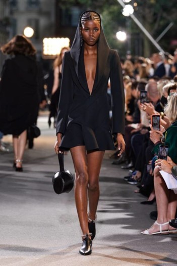 الطابع الحسّي يطغى على مجموعة Alaïa