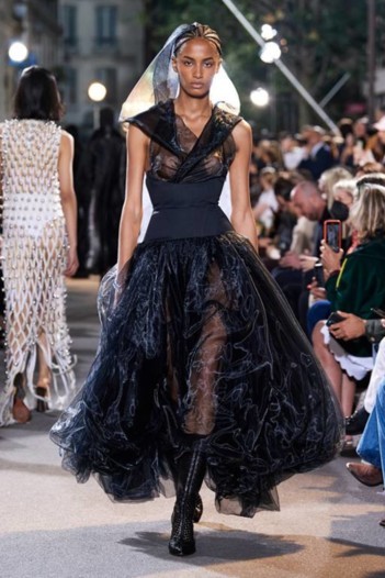 الطابع الحسّي يطغى على مجموعة Alaïa
