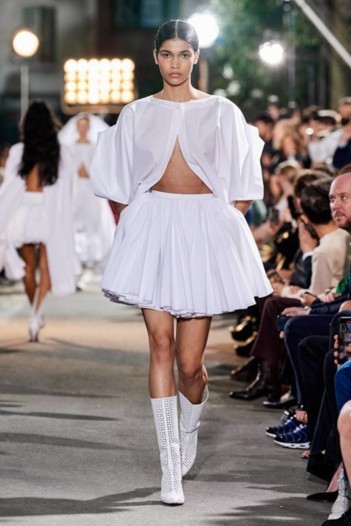 الطابع الحسّي يطغى على مجموعة Alaïa
