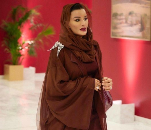 إطلالات أيقونية للشيخة موزة