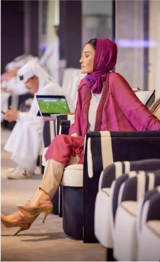 إطلالات أيقونية للشيخة موزة