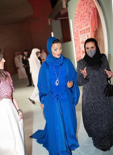 إطلالات أيقونية للشيخة موزة