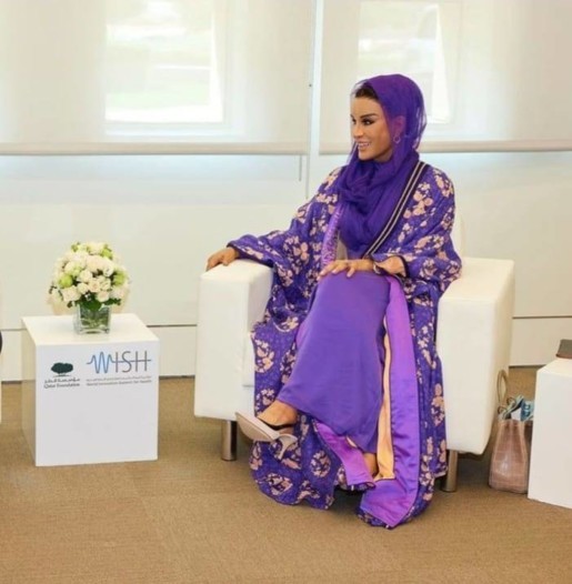 إطلالات أيقونية للشيخة موزة