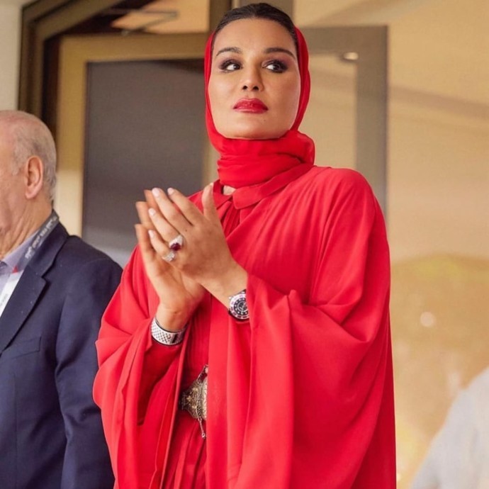 إطلالات أيقونية للشيخة موزة
