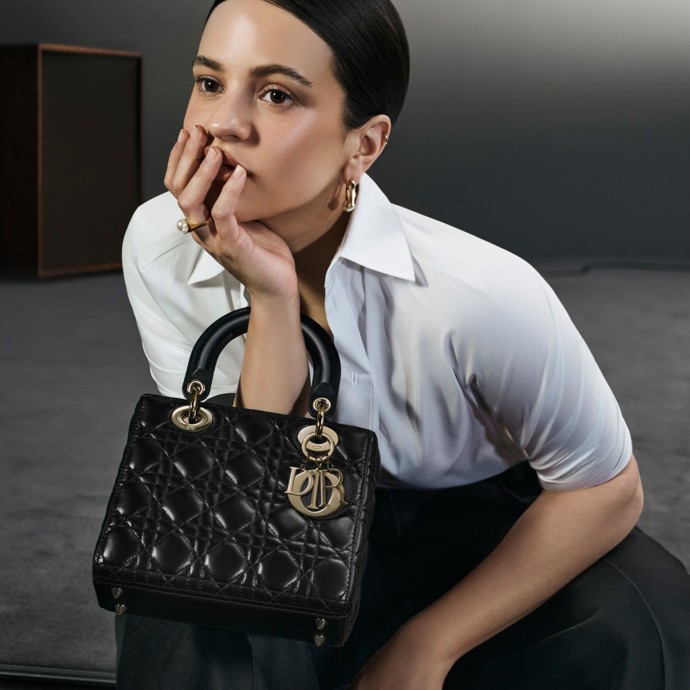 "روزاليا" بطلة حملة حقيبة Lady Dior
