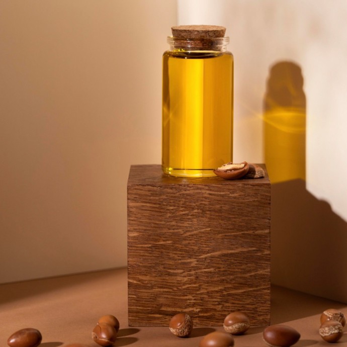 أبرز فوائد زيت الخروع للرموش