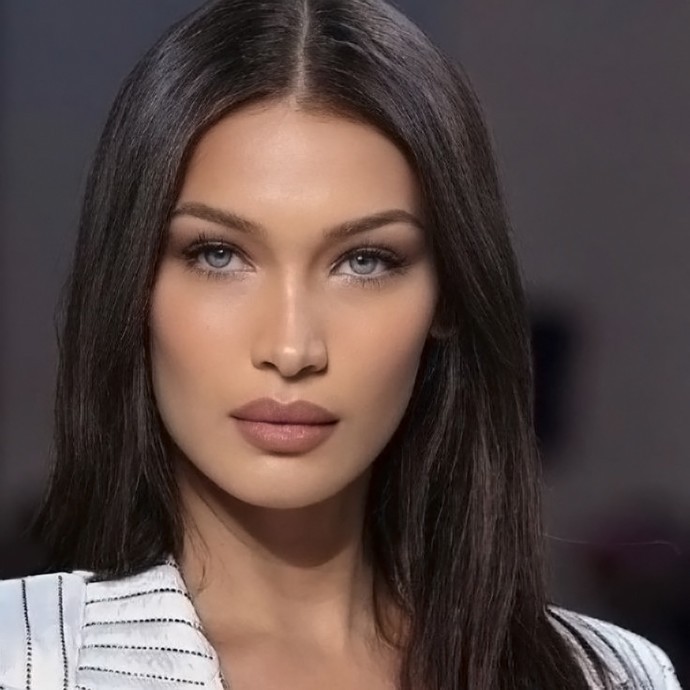 صور بيلا حديد في المستشفى بسبب مرض خطير