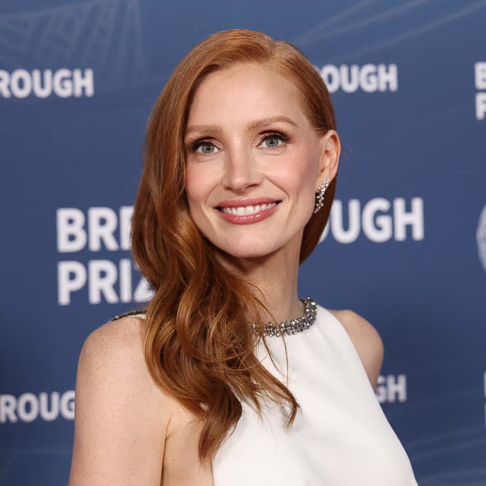 أسرار يكشفها خبراء التجميل لمكياج مشرق بعد الأربعين!