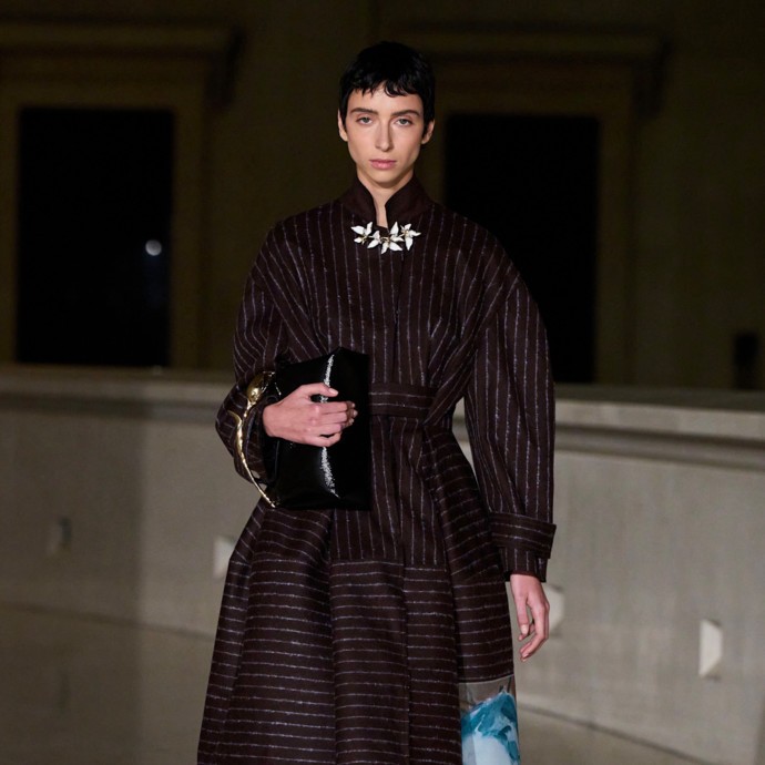 التقليمات العاموديّة تذهلنا في موضة الشتاء