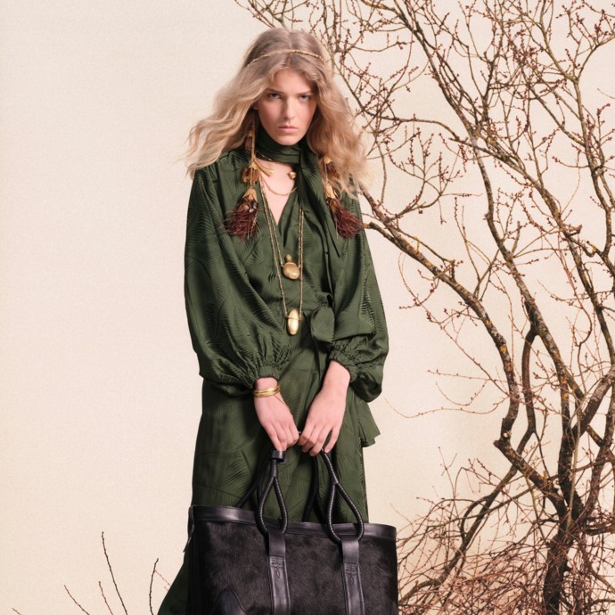 اللون الزيتوني يعود إلى الواجهة في موضة الشتاء