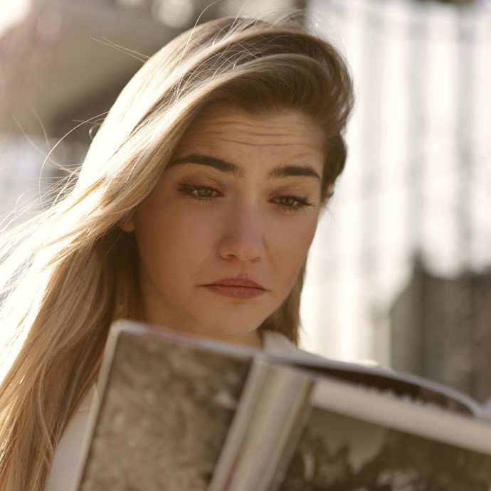 تجاعيد الجبين أبرز علامات شيخوخة البشرة، كيف تخفينها؟