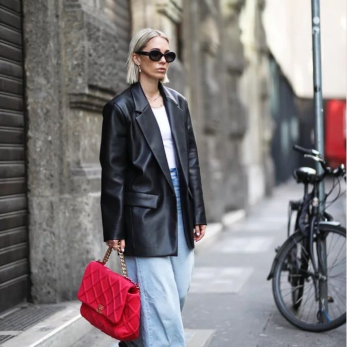 بليزر بقماش الجلد، قطعة ستنقذ إطلالاتكِ هذا الموسم!