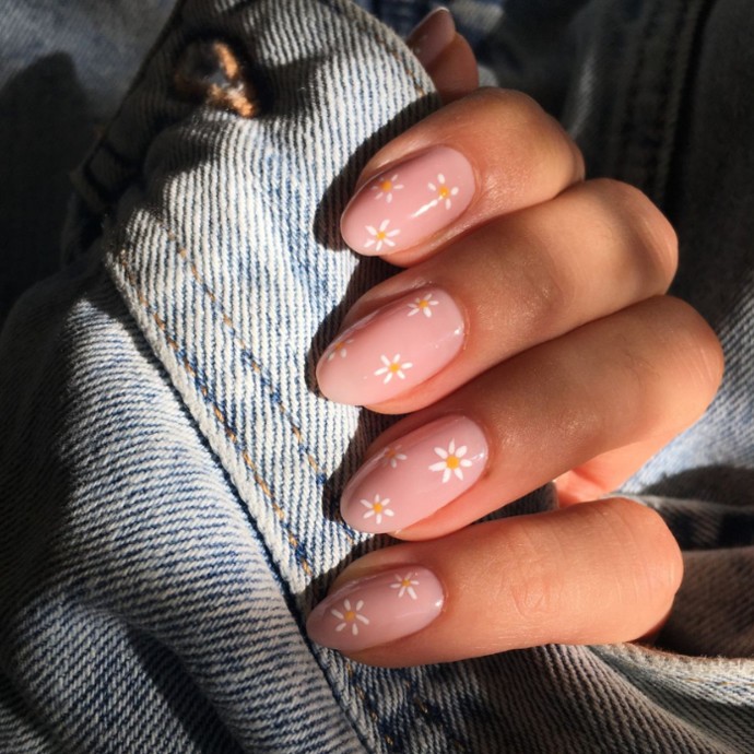 أزهار الـDaisy تزيّن أظافرك هذا الخريف