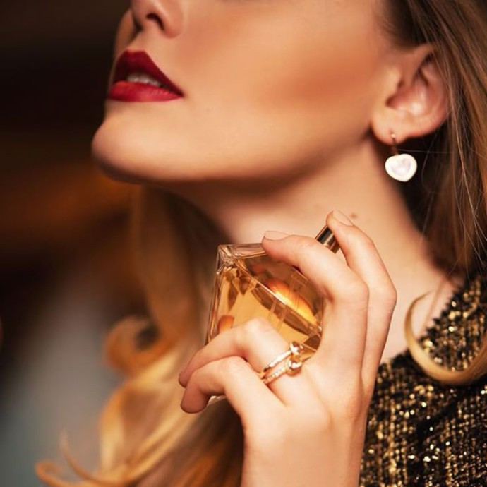 كيفية اختيار عطر نسائي يجذب الانتباه