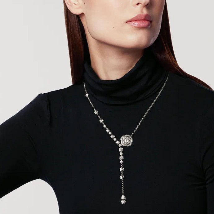 تصاميم عقود فاخرة ستُغني إطلالاتك في سهرات العام الجديد