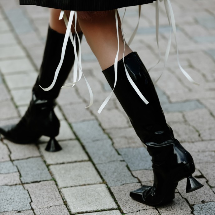 تنسيقات شتوية لافتة يمكنك اعتمادها مع الجزمة العالية