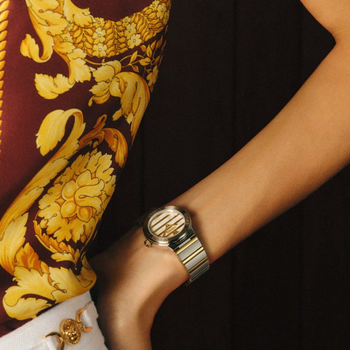 للمرأة الإستثنائيّة اليك أحدث مجموعات Versace للساعات