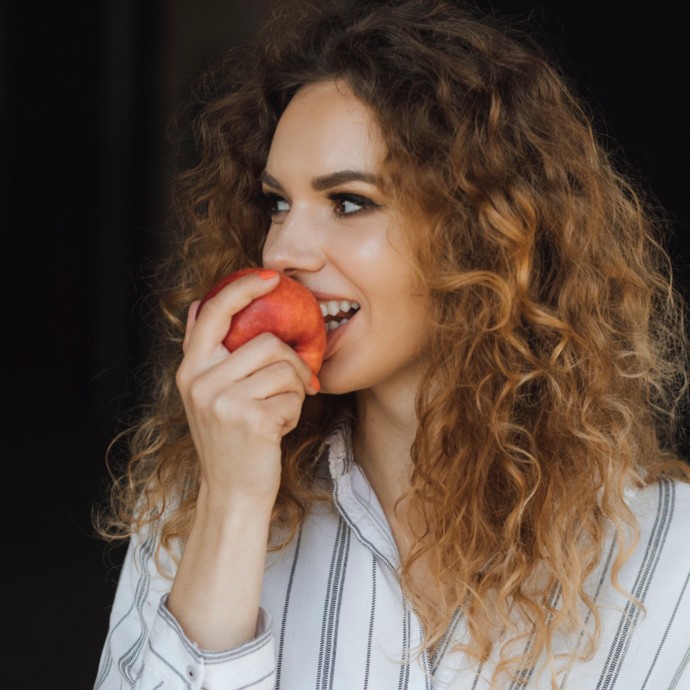 ستتناولين التفّاح يوميًّا بعد التعرّف على فوائده المدهشة