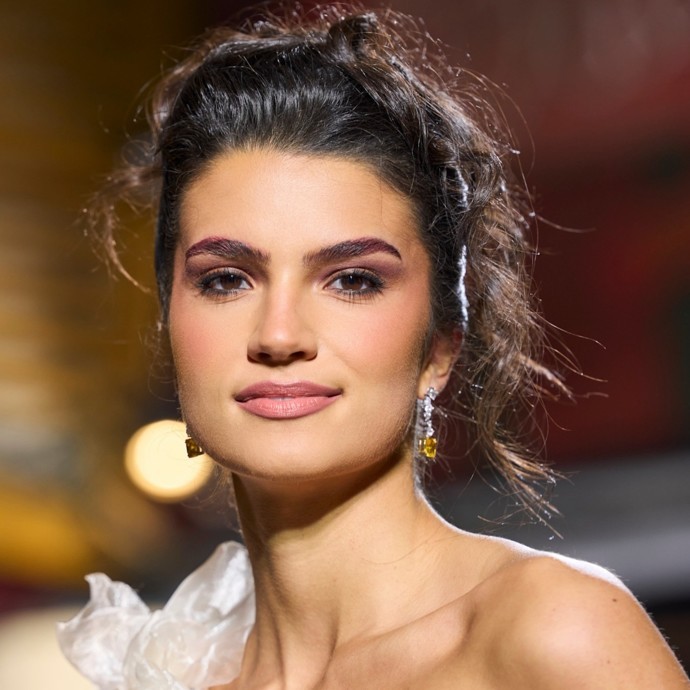 خطوات سهلة وسريعة لتطبيق مكياج العيون الدخاني في السهرات