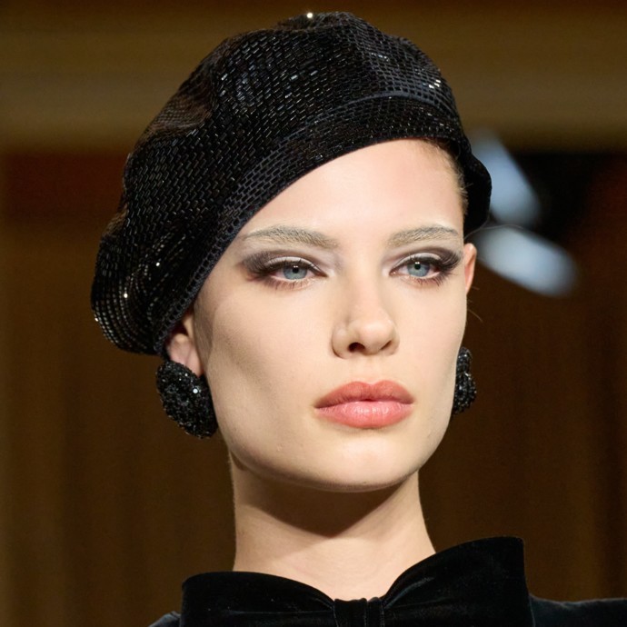 حيل من أشهر خبراء المكياج لفتح العين المبطّنة بخطوات سهلة