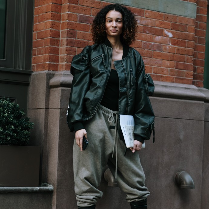 كيف تحوّلين سروال سويتبانتس الرياضي إلى قطعة أنيقة