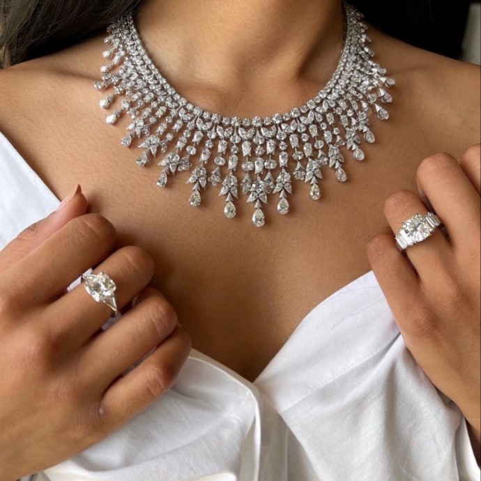 ما الذي يجعل قطعة المجوهرات فاخرة؟