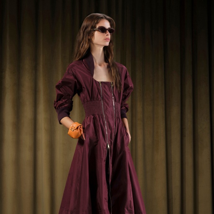 بعد تصدّره لوحة ألوان 2025، البرغندي يعزّز حضوره في موضة 2026