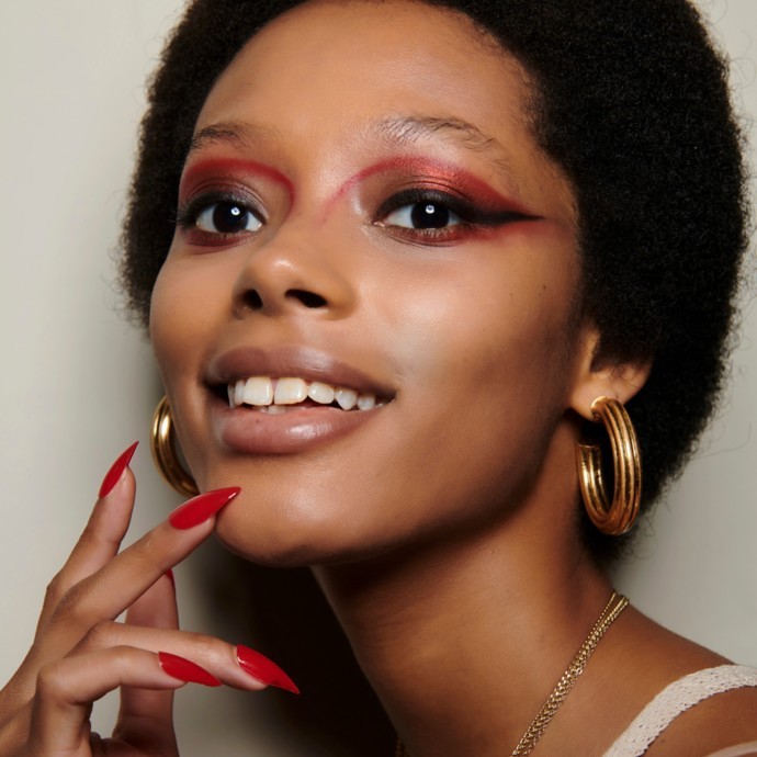 10 ألوان طلاء أظافر مثالية لسهرة رأس السنة