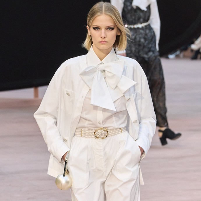 7 تنسيقات شتوية باللون الأبيض تنعش إطلالتك