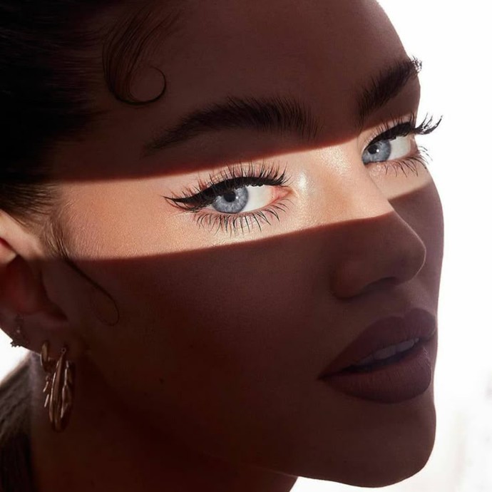 3 حيل من خبراء التجميل لتكثيف الرموش المستقيمة وفتح العين من دون مجهود