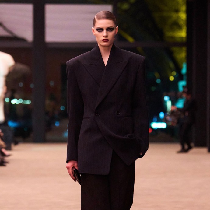 Saint Laurent تجسّد أنوثة المرأة في مجموعتها لخريف 2026