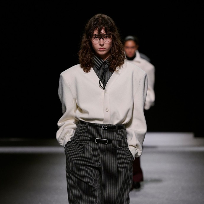 المدير الإبداعيّ لـ Issey Miyake يستلهم مجموعته الجديدة من حجر منحوت