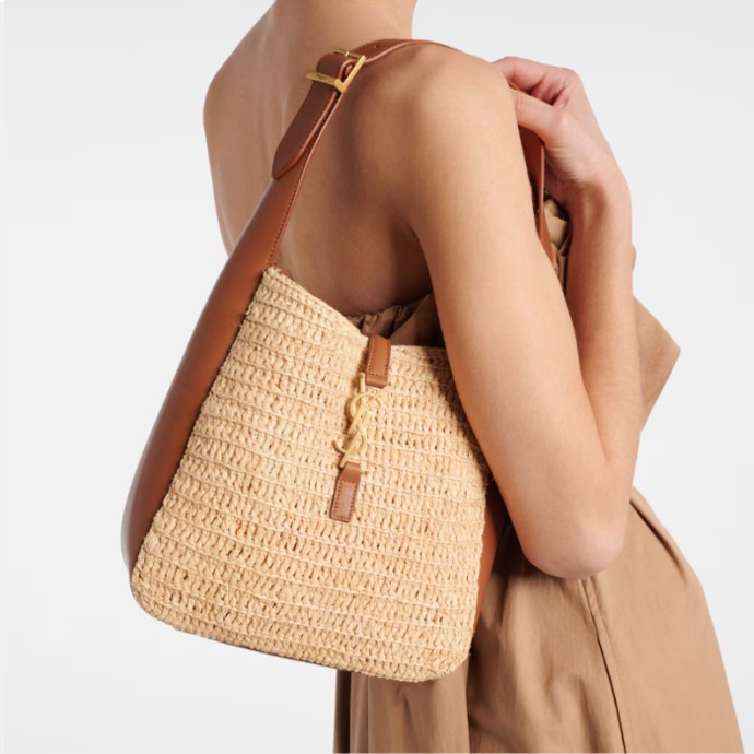 حقيبة الـRaffia Hobo خيارك هذا الصيف!