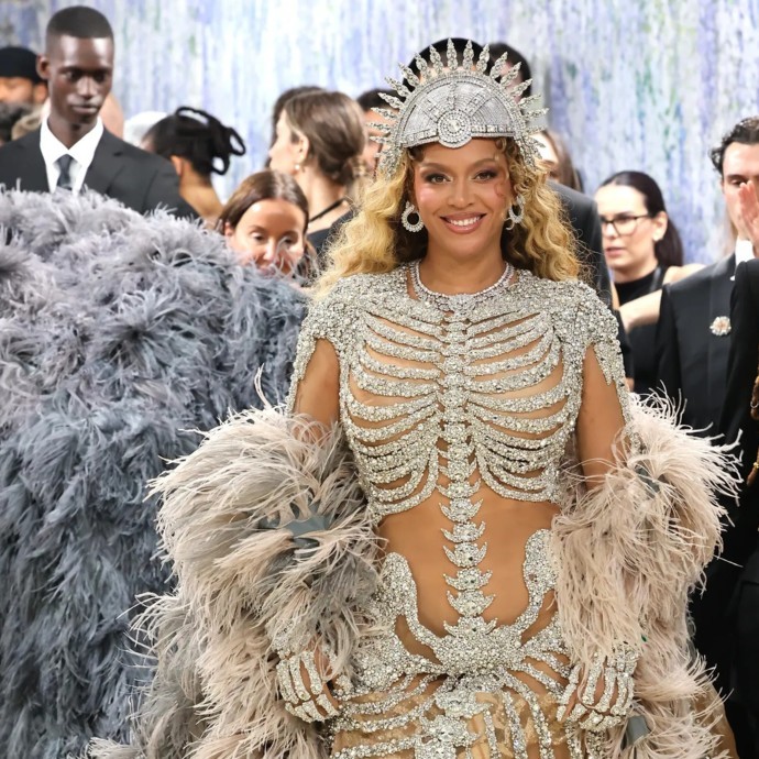 إطلالات النجمات في حفل Met Gala بين الإبداع والتصاميم الغريبة
