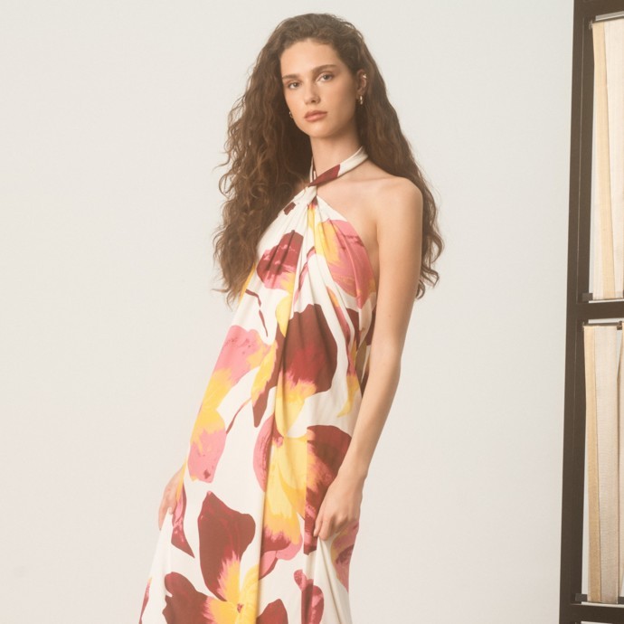 فستان الـ Halter Neck يتصدّر موضة صيف 2026