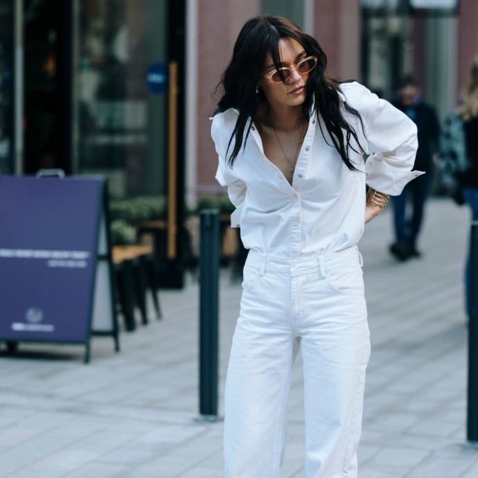 6 طرق أنيقة لتنسيق الجينز الأبيض في ربيع وصيف 2026