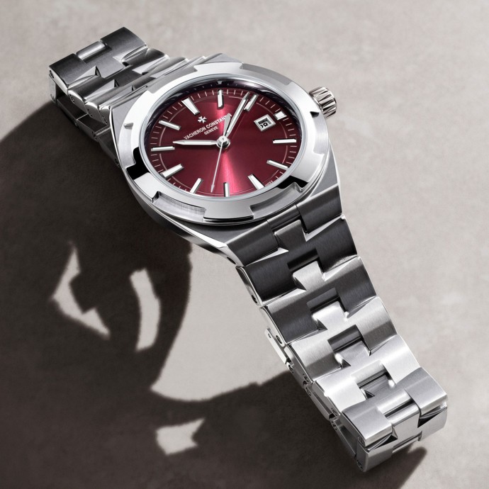 Vacheron Constantin ترتقي بمجموعة أوفرسيز بإصدارين جديدين