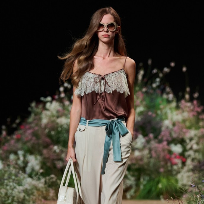 Elie Saab يأخذنا إلى عالم فني يشبه اللوحات الزيتية في ربيع وصيف 2027