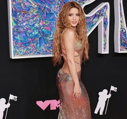 شاكيرا تُحمل على الأكتاف في حفل جوائز VMAs