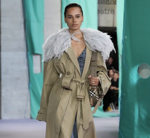 إحياء تراث Burberry في مجموعة ربيع وصيف 2025