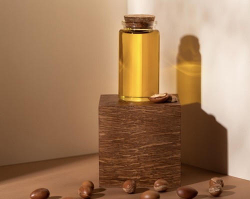 أبرز فوائد زيت الخروع للرموش
