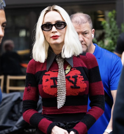 إميلي بلانت بلون شعر لم نتخّيلها به في الجزء الثاني من The Devil Wears Prada