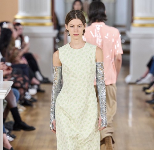 الأقمشة والتفاصيل الفاخرة تسيطر على مجموعة Simone Rocha