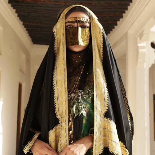 بمناسبة العيد الوطني السعودي: تعرفي معنا على تاريخ العباءات وكيفية تطورها