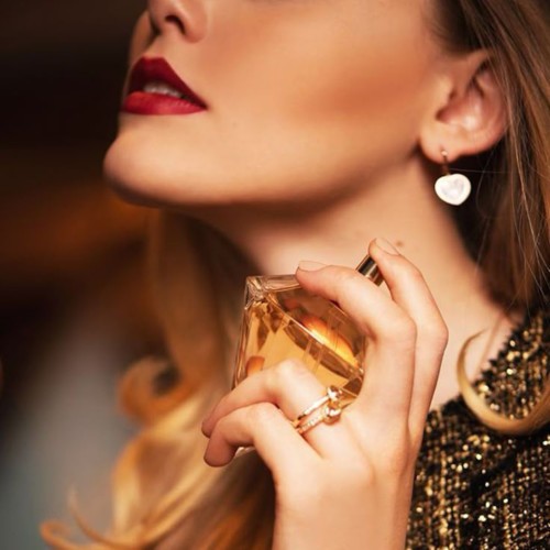 كيفية اختيار عطر نسائي يجذب الانتباه