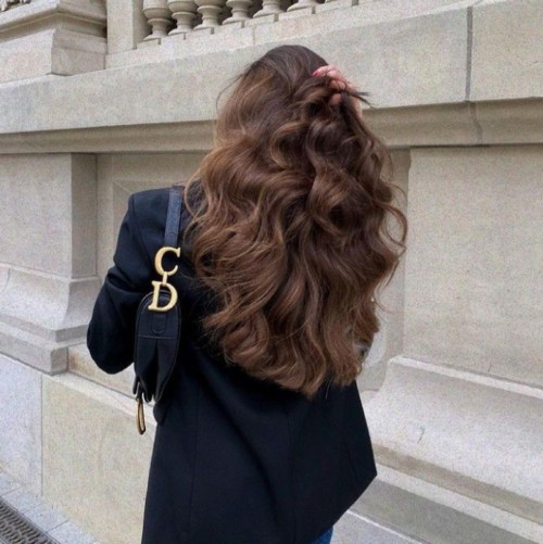 عطر الشعر: اللمسة الأخيرة لإطلالة لا تُنسى!