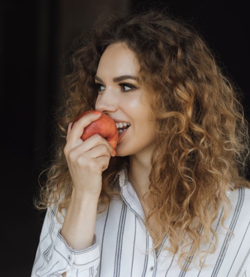 ستتناولين التفّاح يوميًّا بعد التعرّف على فوائده المدهشة