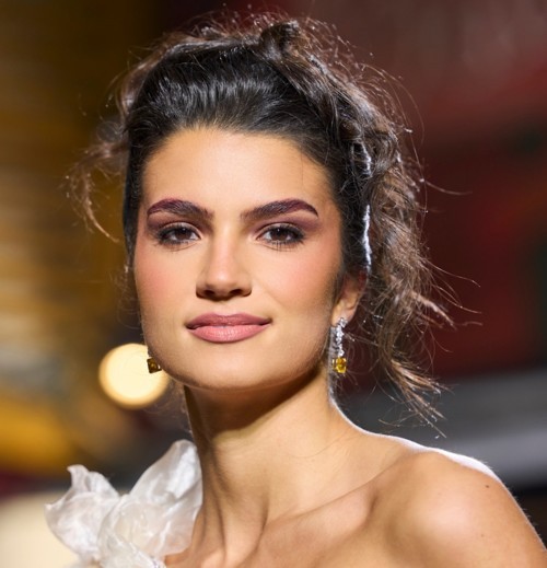 خطوات سهلة وسريعة لتطبيق مكياج العيون الدخاني في السهرات